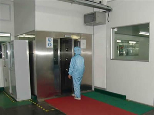 風淋室是人員進入潔凈室無塵車間所必備的凈化設備 風淋室是人員進入潔凈室無塵車間所必備的凈化設備
