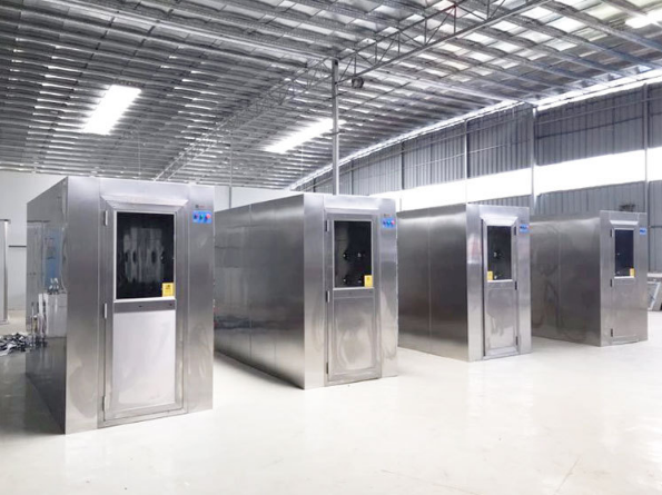 風淋室是人進入潔凈室所必需的通道，它可以減少進出潔凈室所帶來的污染問題