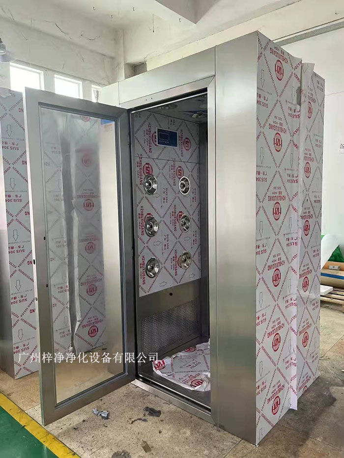 風淋室是一種局部潔凈的設備，可以有效并迅速的去除人體表面附著的一切塵土及雜物