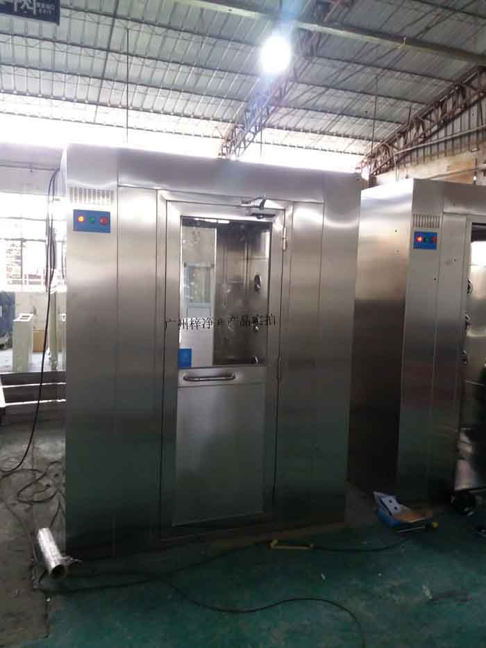 風淋室應配備高效過濾器,確保過濾效率達到行業要求。 風淋室應配備高效過濾器,確保過濾效率達到行業要求。