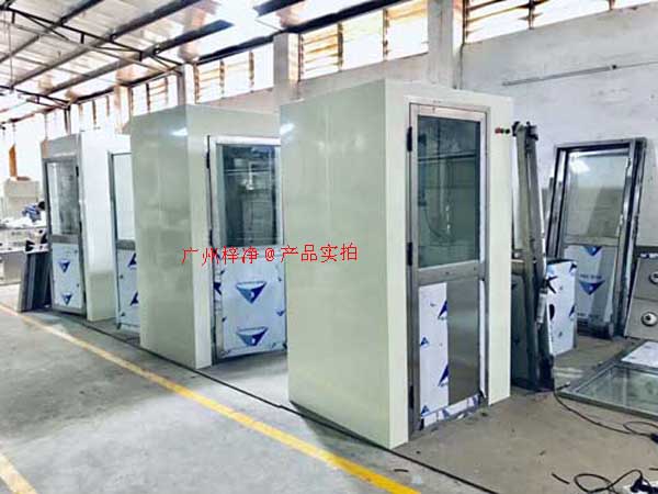 在工業(yè)生產(chǎn)過程中,風(fēng)淋室作為一種重要的凈化設(shè)備 在工業(yè)生產(chǎn)過程中,風(fēng)淋室作為一種重要的凈化設(shè)備