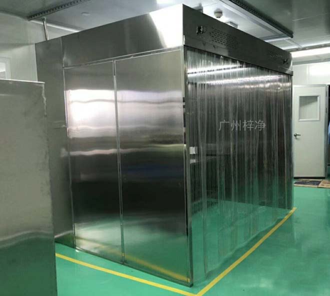 負(fù)壓稱量罩內(nèi)空氣經(jīng)初效過濾器、由離心風(fēng)機(jī)壓入靜壓箱,在經(jīng)高效過濾器后從氣流擴(kuò)散送風(fēng)單元出風(fēng)面吹出,潔凈空氣以均勻的斷面風(fēng)速流經(jīng)工作區(qū),從而形成高潔凈的工作環(huán)境。 負(fù)壓稱量罩內(nèi)空氣經(jīng)初效過濾器、由離心風(fēng)機(jī)壓入靜壓箱,在經(jīng)高效過濾器后從氣流擴(kuò)散送風(fēng)單元出風(fēng)面吹出,潔凈空氣以均勻的斷面風(fēng)速流經(jīng)工作區(qū),從而形成高潔凈的工作環(huán)境。