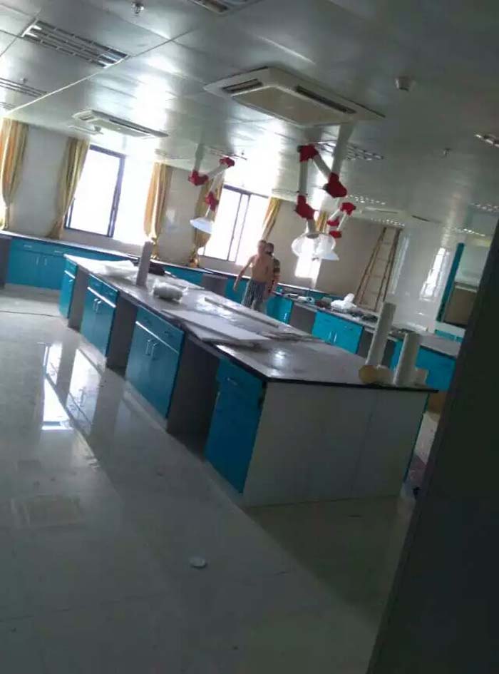 實驗臺應(yīng)安裝在穩(wěn)固的支撐結(jié)構(gòu)上，確保實驗臺在使用過程中的穩(wěn)定性。