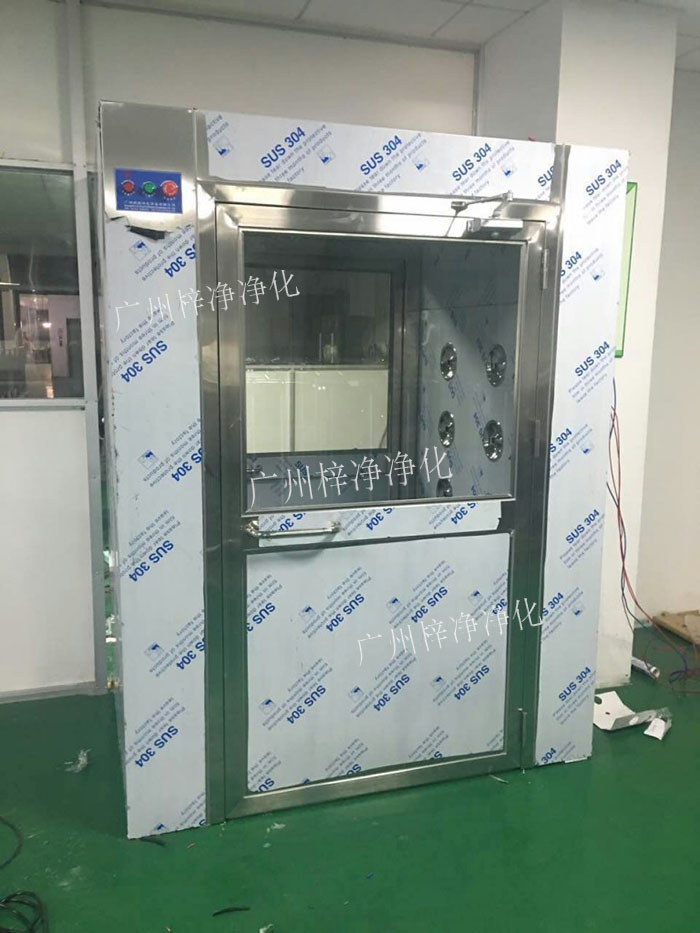 防爆風淋室是指風淋室的電機、指示燈、照明燈、接線管必須嚴格按照防爆標準