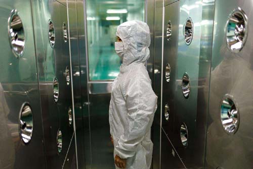 風(fēng)淋室和貨淋室吹淋過(guò)程產(chǎn)生的灰塵通過(guò)三重機(jī)制實(shí)現(xiàn)定向處理。 風(fēng)淋室和貨淋室吹淋過(guò)程產(chǎn)生的灰塵通過(guò)三重機(jī)制實(shí)現(xiàn)定向處理。