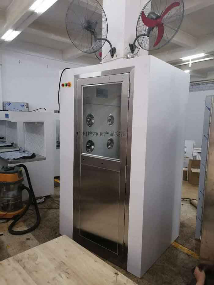 風淋室通過高速氣流的沖擊，使進入潔凈室的人員快速通過一個密封的空間