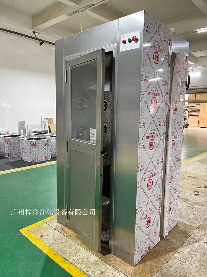 風淋室是潔凈廠房和裝配式潔凈室作為提供高潔凈度工作環(huán)境的場所 風淋室是潔凈廠房和裝配式潔凈室作為提供高潔凈度工作環(huán)境的場所