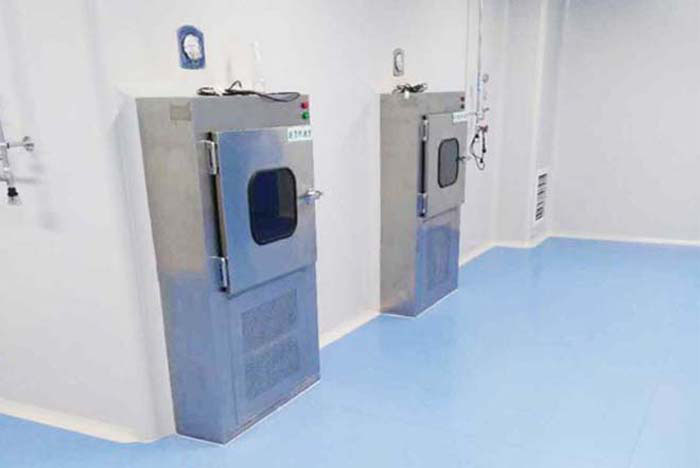 開啟傳遞窗：按照實驗室規定的方式開啟傳遞窗，通常為從外向內或從內向外開啟。