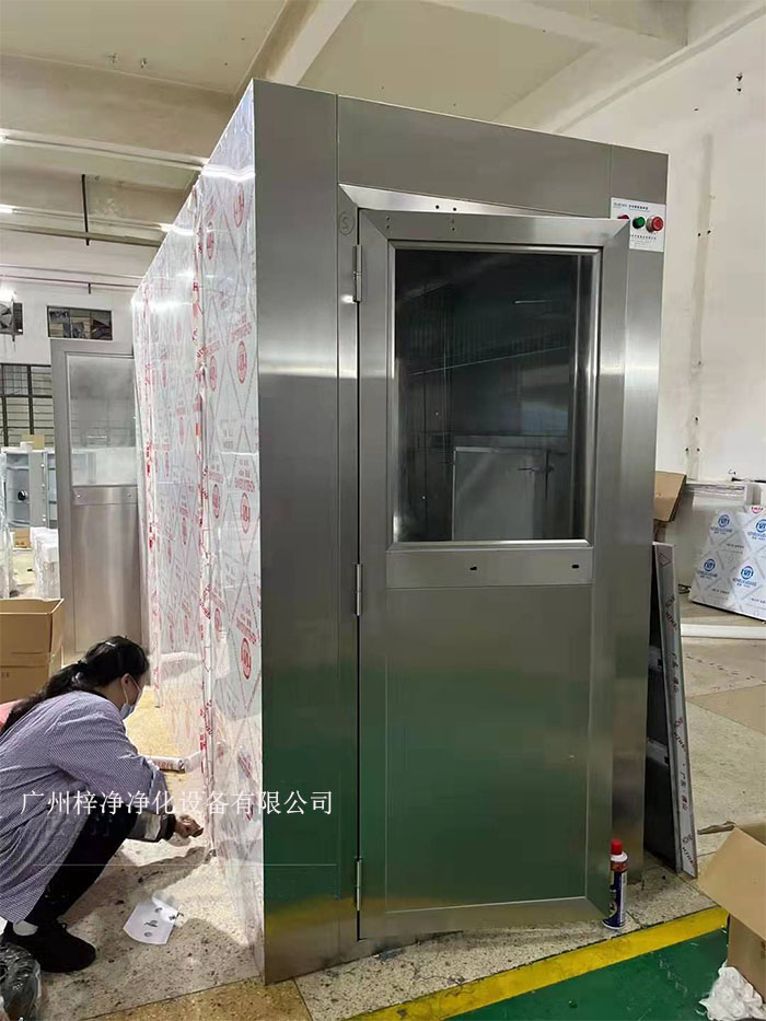 首先對風(fēng)淋室進行清理 首先對風(fēng)淋室進行清理