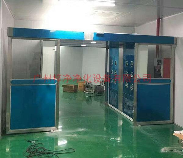 現(xiàn)場安裝中的全自動平移門風淋室圖片二 現(xiàn)場安裝中的全自動平移門風淋室圖片二